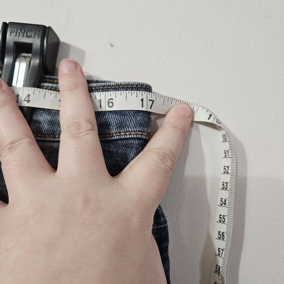 Sofia jeans by sofia Vergara distressed cuffed jean shorts! - Picture 4 of 7